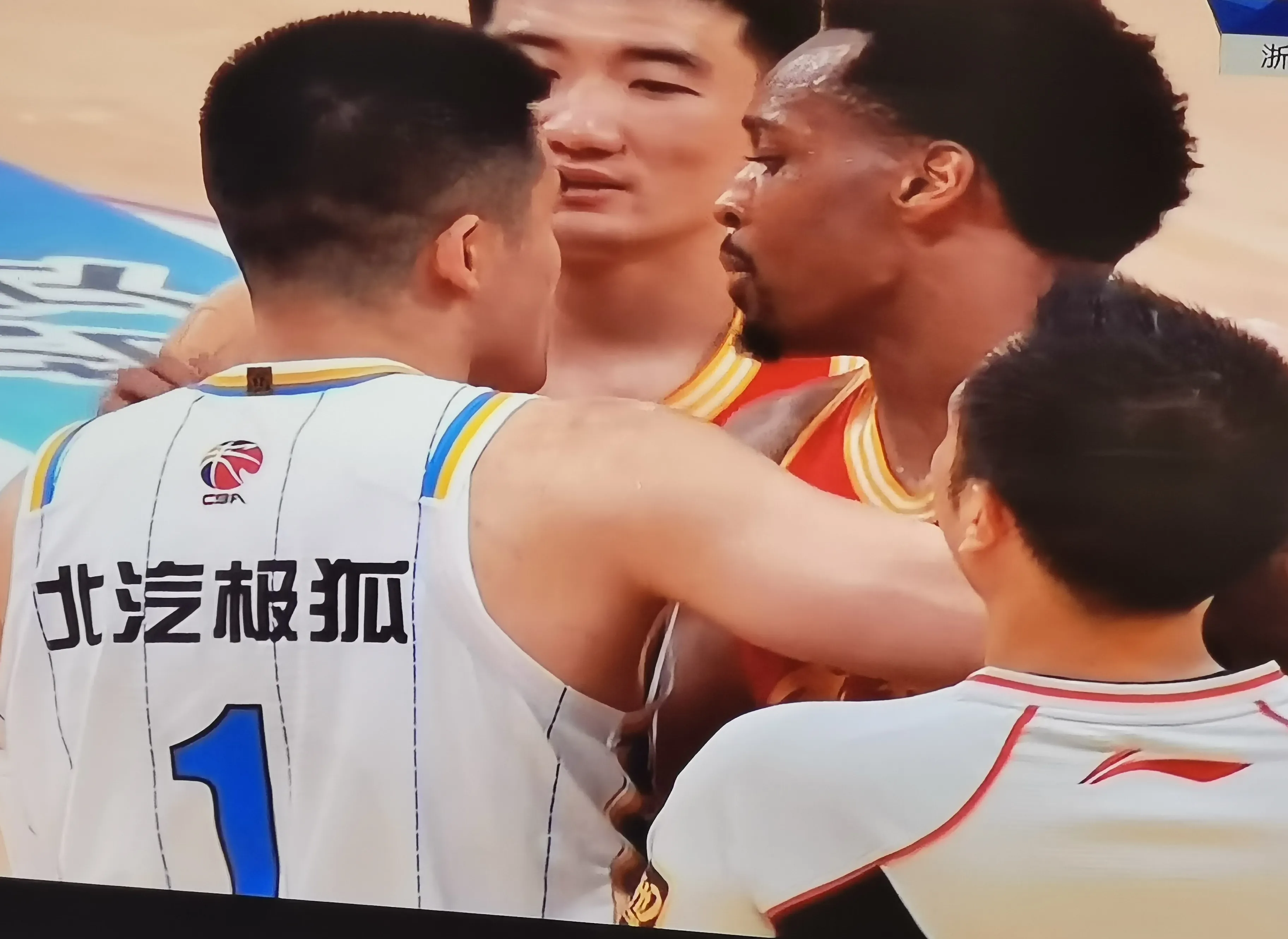 米兰体育官网-包含比赛中球队频频换人，教练战术引发热议的词条