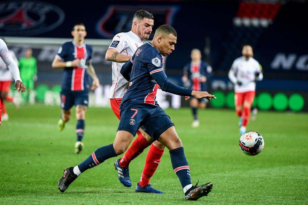 米兰真人-巴黎完胜哥伦比亚,马丁内利扛起全队的简单介绍