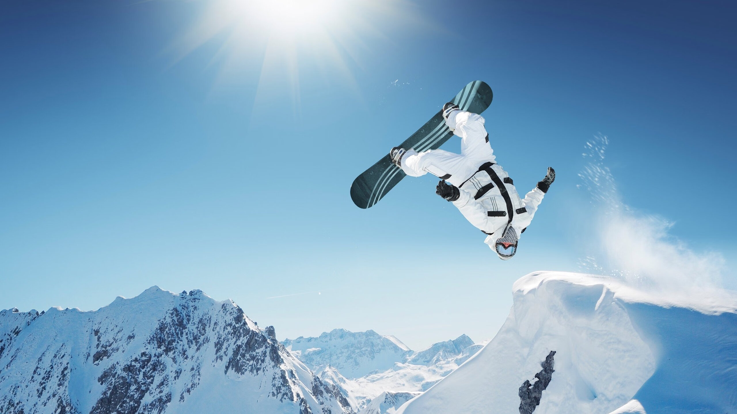 F1新赛季揭幕战之夜,武切维奇如何以跨界存在感点亮赛道与球场